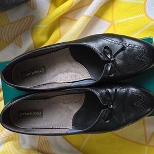 VGUC - Footthrills Black Leather Shoes with Bow detail in Size 8.5W